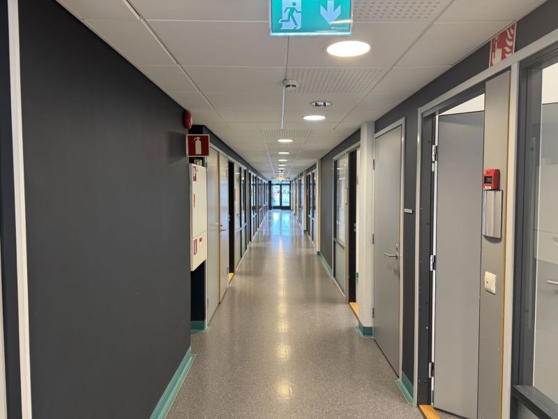 B-käytävä jossa 17 toimistohuonetta ja wc-tiloja