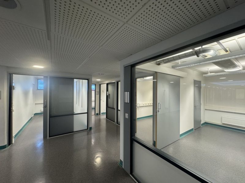 Aulan yhteydessä 11 toimistohuonetta