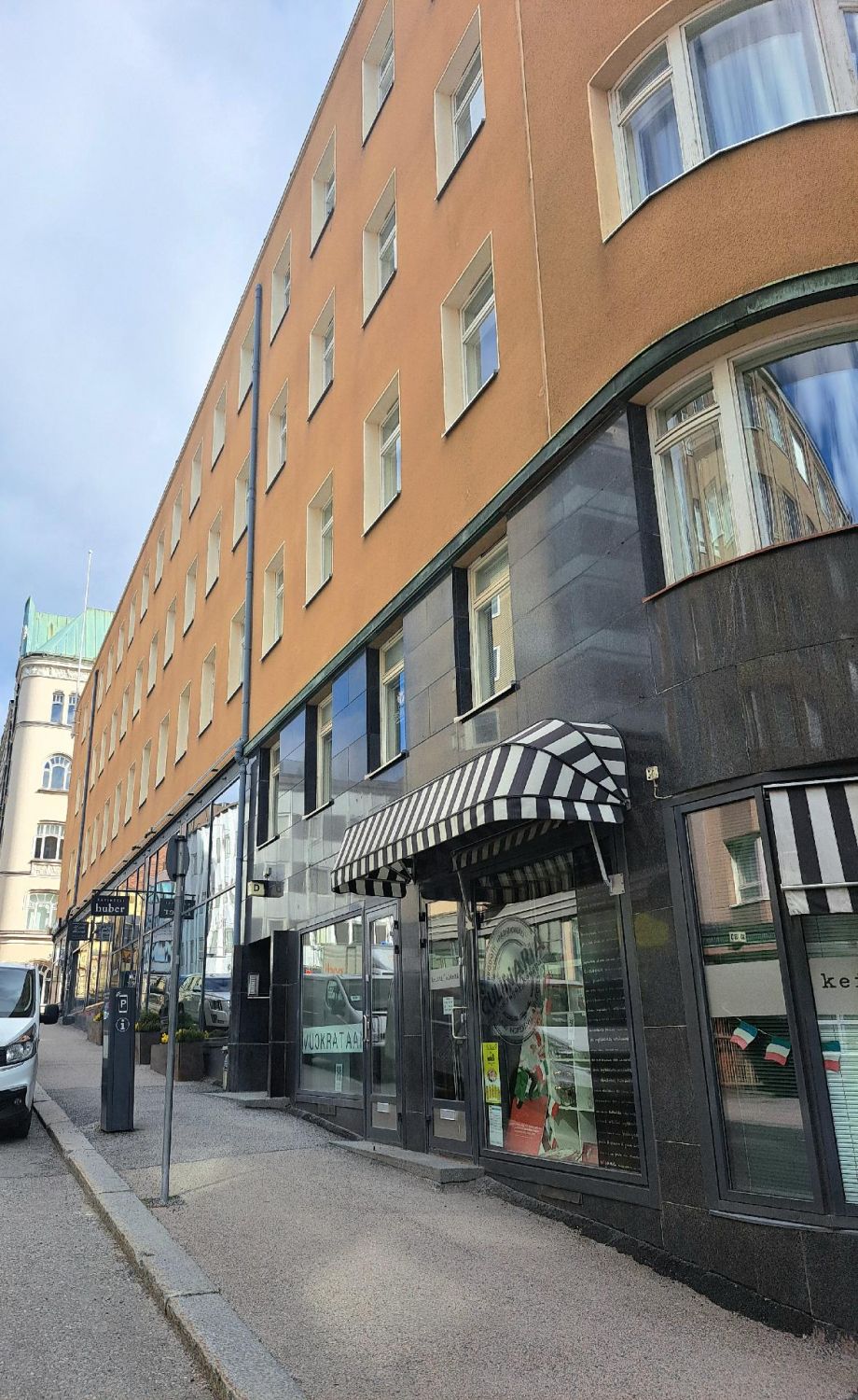 Vuokrataan hienosti remontoitu liiketila Aleksis kiven kadulta, joka on profiloitunut viime vuosina tyylikkäiden putiikkien ja ravintoloiden kaduksi; vain muutama kymmenen metriä ja olet keskellä kesäistä manselaista toritunnelmaa ja ison sisävesisataman laiturilla.KAMPANJA: VUOKRA ENSIMMÄISET KOL...