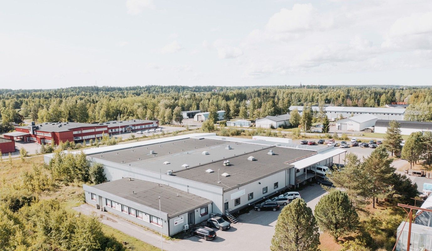 Myydään harvoin tarjolla oleva halli- ja tuotantotilaa Someron teollisuusalueen yrityskeskittymästä. Kohde soveltuu loistavasti mm. varastointi, myymälä, teolliseen, sekä tuotannolliseen toimintaan. Logistisesti hyvällä paikalla sijaitseva halli on vuosien 2006-2021 aikana kokenut useita peruspara...