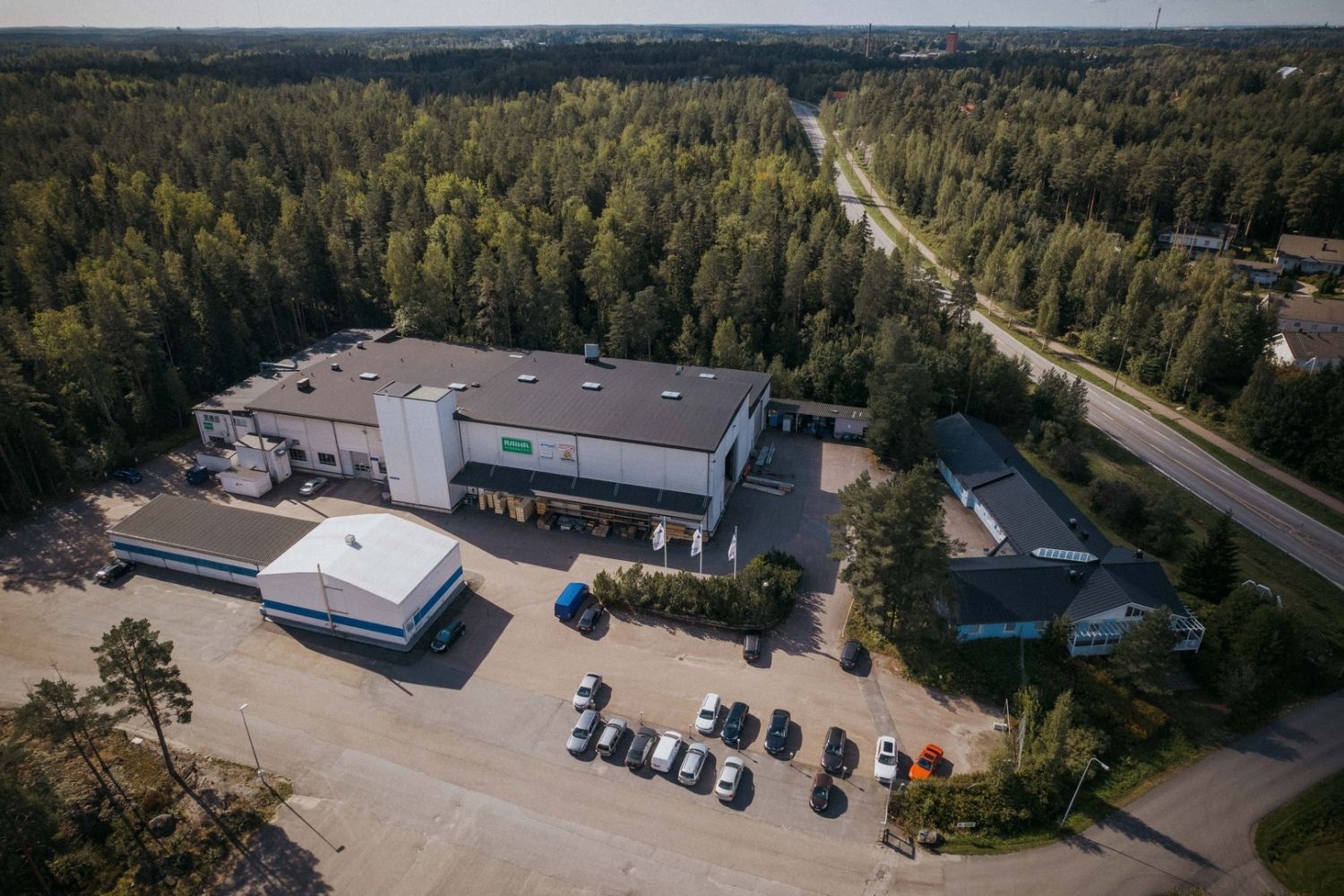 Myydään Liedon Tuulissuon ja Avantin vierestä Kehätien varrelta n. 4700m2 tuotanto-ja toimistotilakokonaisuus. Kahdella yhteensä 23.102 m2 tontilla sijaitsee yhteensä 4 lämmintä eri pinta-alan rakennusta, n. 215m2 besthall ja kaksi erillistä sääsuojaa asfaltoidulla piha-alueella. Rakennukset ovat va...