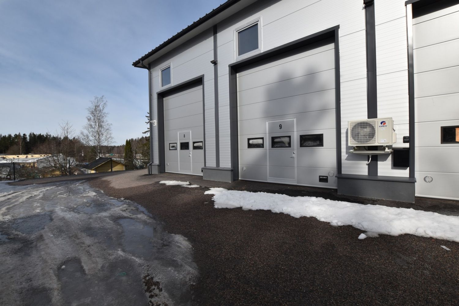 Vuokrataan korkeatasoista varasto- ja tuotantotilaa Turun moottoritien varrelta, aivan Kehä 3:n rampin tuntumassa. Nyt vapaana vastavalmistunut halliosake, jonka pinta-ala on n. 41,5 m2, kohde on täydellinen ratkaisu pieniin varasto- ja tuotantotilatarpeisiin.Kohteemme erottuu edukseen erinomaisel...
