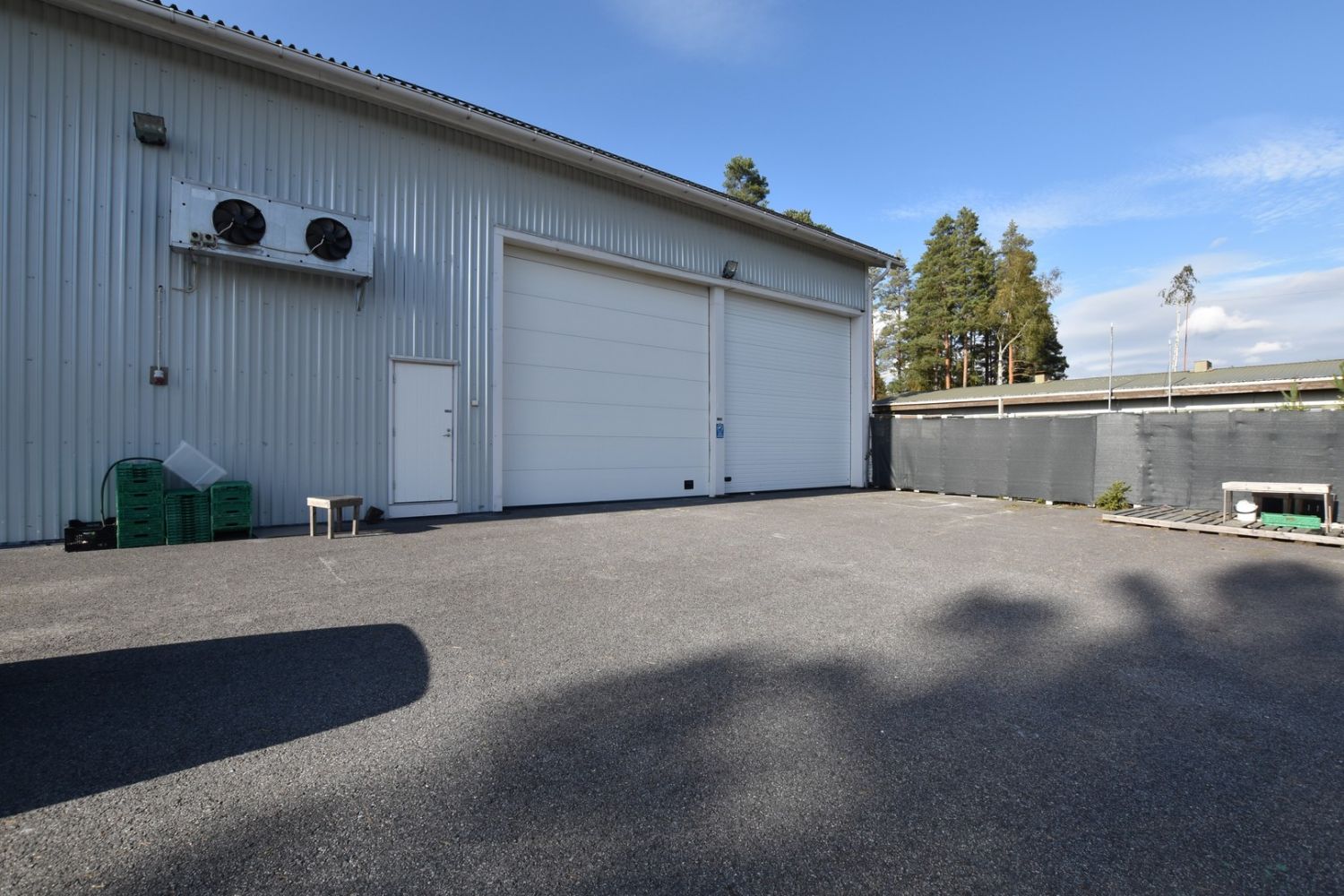 Vuokrataan hyvää hallitilaa Liedon aseman vierestä. Hallin kokonaisuus käsittää kaksi eri osaa, joiden pinta-alat on yhteensä noin. 350m2. Hallissa on kaksi nosto-ovea ja toinen on moottoroitu, nosto-ovellisen pinta-ala on n. 140m2. Lisäksi halliin on oma käyntiovi, wc /toimistotila ja voimavirta pi...