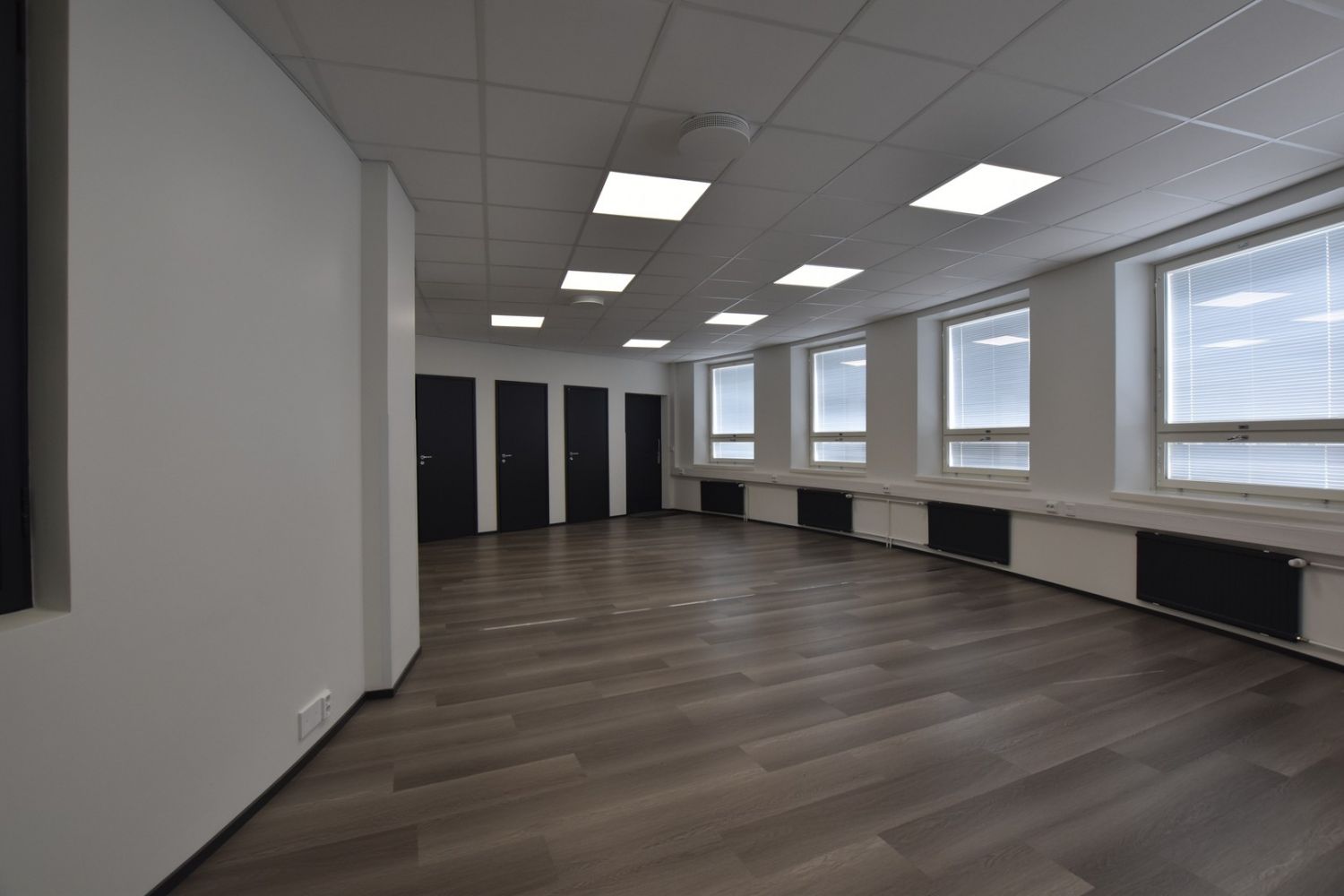 Vuokrataan Turun linja-autoaseman toisessa kerroksessa sijaitseva tasokas toimistotila. Tila on kokonaisuudessaan remontoitu valaistuksen, pintojen, sähköjen ja keittiön osalta. Toimistosta löytyy myös atk-pistokkeet, oma wc, pienvarasto/arkistohuone sekä koneellinen ilmanvaihto. Tilaan on mahdollis...