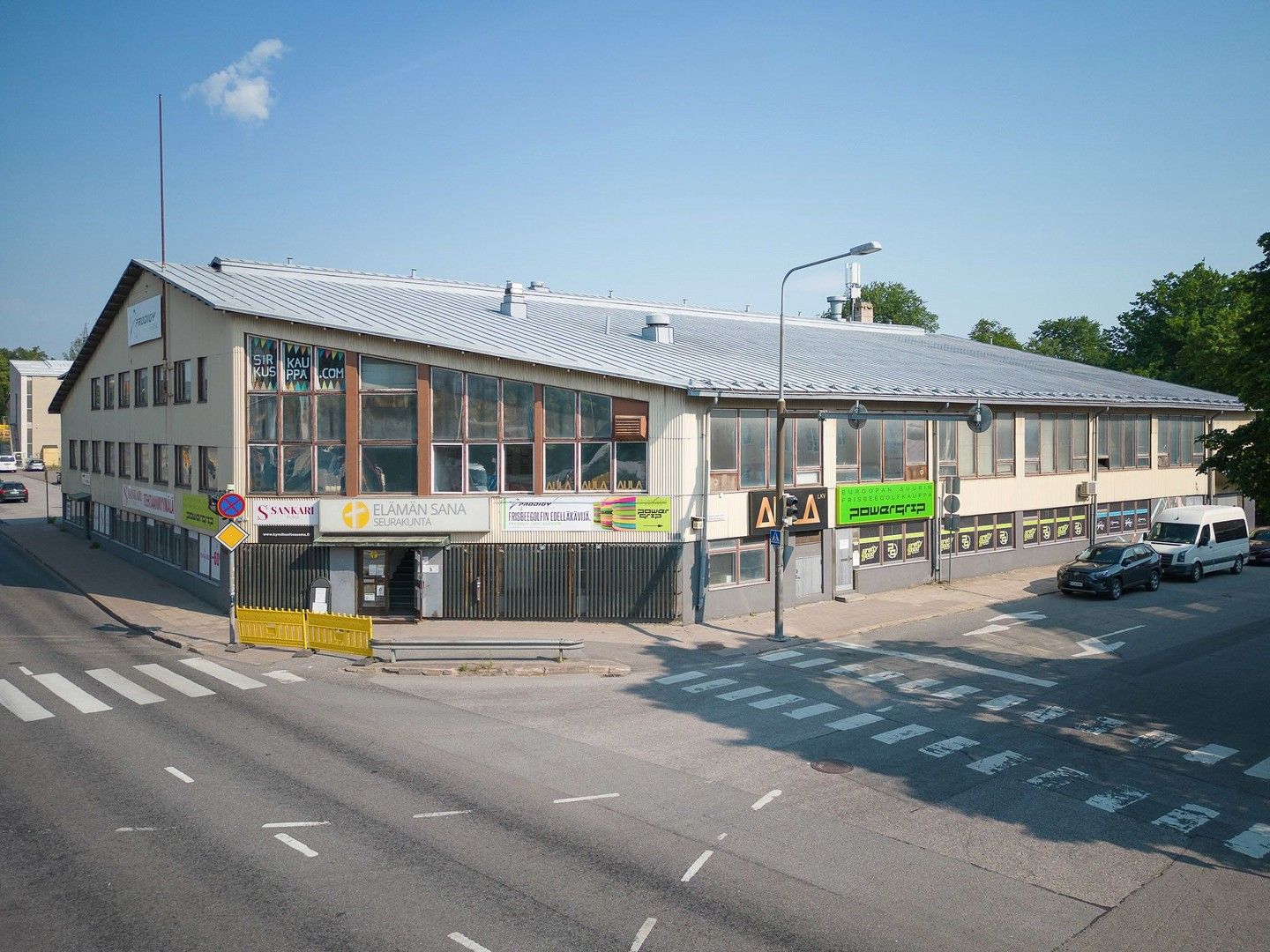 Vuokrataan 570m² varastotila sekä 70m² toimistotila vilkkaan Helsinginkadun varrelta kiinteistön kellarikerroksesta. Tilaan on sisäänkäynti Helsinginkadun puoleista liuskaa pitkin että kiinteistön toiselta puolelta olevasta ovesta. Varastotila on vuokrattavissa myös erikseen ilman toimisto-osaa, jos...