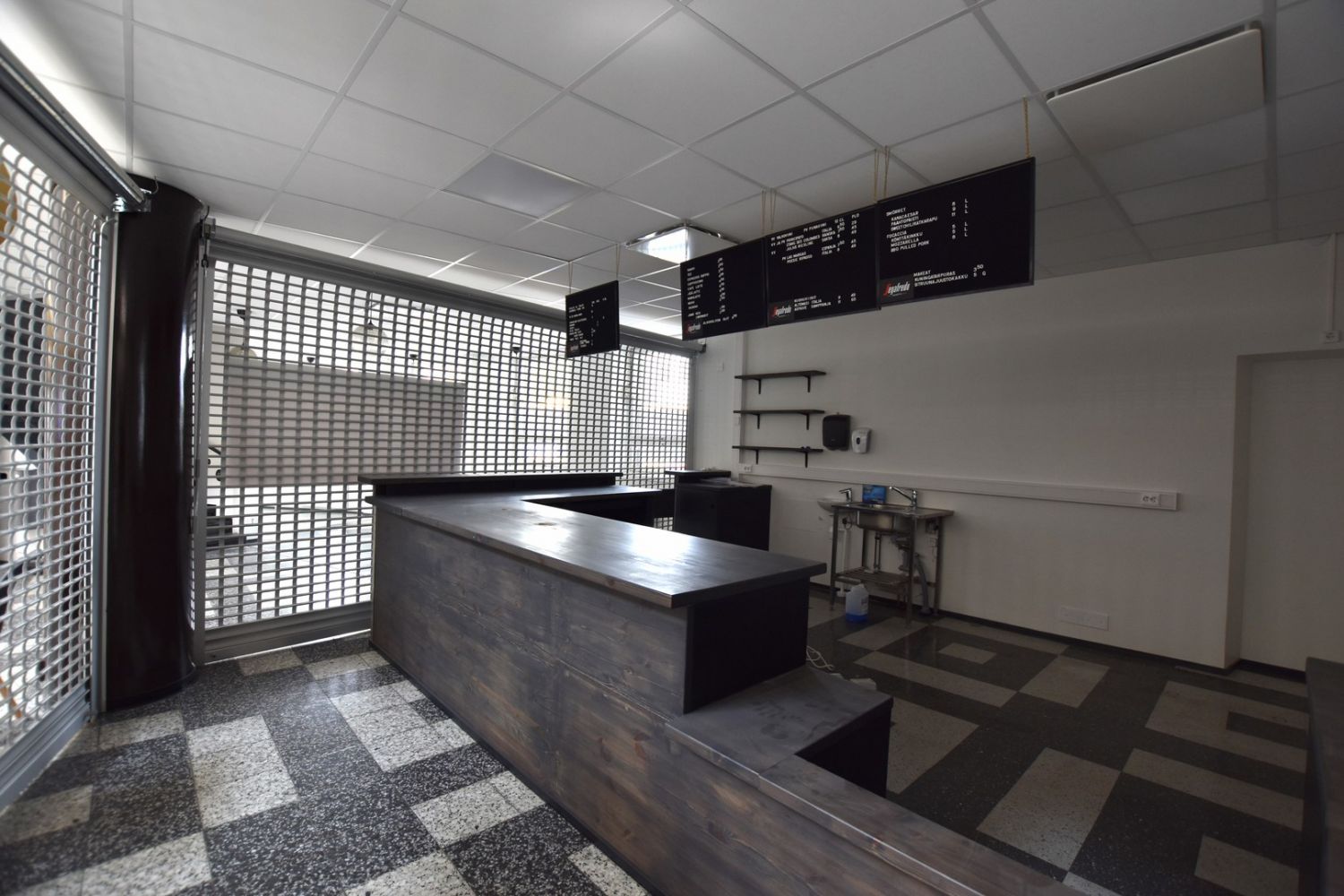 Huom! Tilassa ei ole mahdollista paistaa ruokia, koska vaadittavaa ilmanvaihtoa ei ole. Tilassa voi valmistaa salaatteja, sushia yms. Vuokrataan Turun linja-autoaseman katutasossa sijaitseva anniskelu/ravintolatila. Tila on kokonaisuudessaan remontoitu valaistuksen, pintojen, sähköjen ja vesipiste...