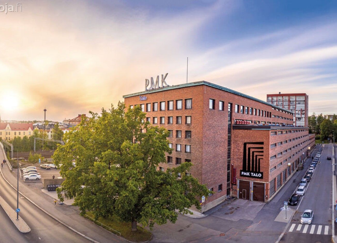 Nyt on tilaisuus vuokrata upea ja ainutlaatuinen 128 m² toimitila, joka sijaitsee arvostetun PMK-talon ylimmässä kerroksessa Tampereen keskustan läheisyydessä. Tämä tila on täydellinen valinta hyvinvointi, tanssi- tai joogastudioksi, mutta muuntuu helposti myös avaraksi ja luovaksi toimistotilaksi ...