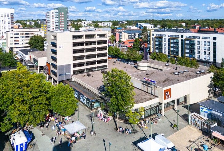 Tarjolla liiketila Kauppakeskus Sagan katutasosta, joka sijaitsee Järvenpään kaupallisen kävelykadun varrella. Tila on erinomaisten julkisten kulkuyhteyksien äärellä ja lähellä hyviä pysäköintimahdollisuuksia. Kiinteistössä on ilmastointi sekä lastauslaituri, mikä lisää toiminnan sujuvuutta. Ota yht...