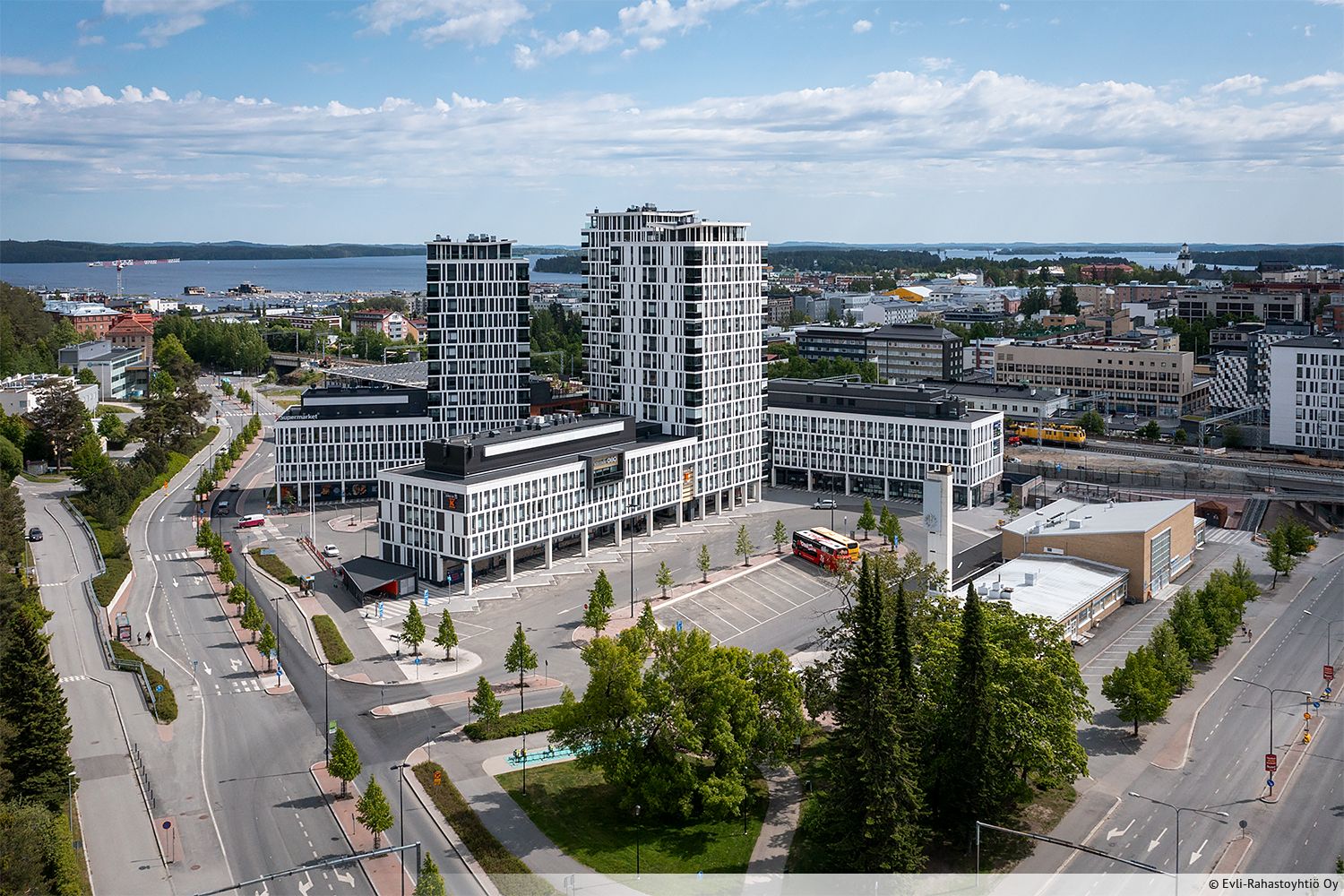 400,5 m&sup2; toimisto- tai liiketila &ndash; edustava kokonaisuus erinomaisella n&auml;kyvyydell&auml;. Avara ja siisti tila Kuopion Matkakeskuksessa, jossa leve&auml; julkisivu vilkkaalle saattopihalle takaa vahvan n&auml;kyvyyden ja helpon saavutettavuuden. Tila soveltuu toimistok&auml;ytt&ouml;&...