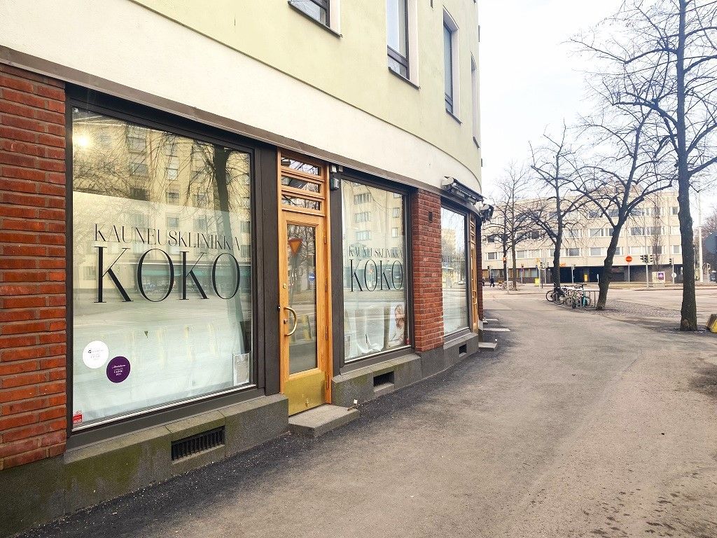 Vuokrataan laadukkaasti remontoitu liiketila näkyvältä sijainnilta Taka-Töölöstä. Tila koostuu katutason valoisasta 70,5 m2 liiketilasta ja alakerran 30 m2 varastotilasta. Kaksi isoa ikkunaa kadulle ja sisäänkäynti suoraan kadulta. Yksi ikkunallinen ääntä eristävä huone ulkoikkunalla. Tilan takaosas...