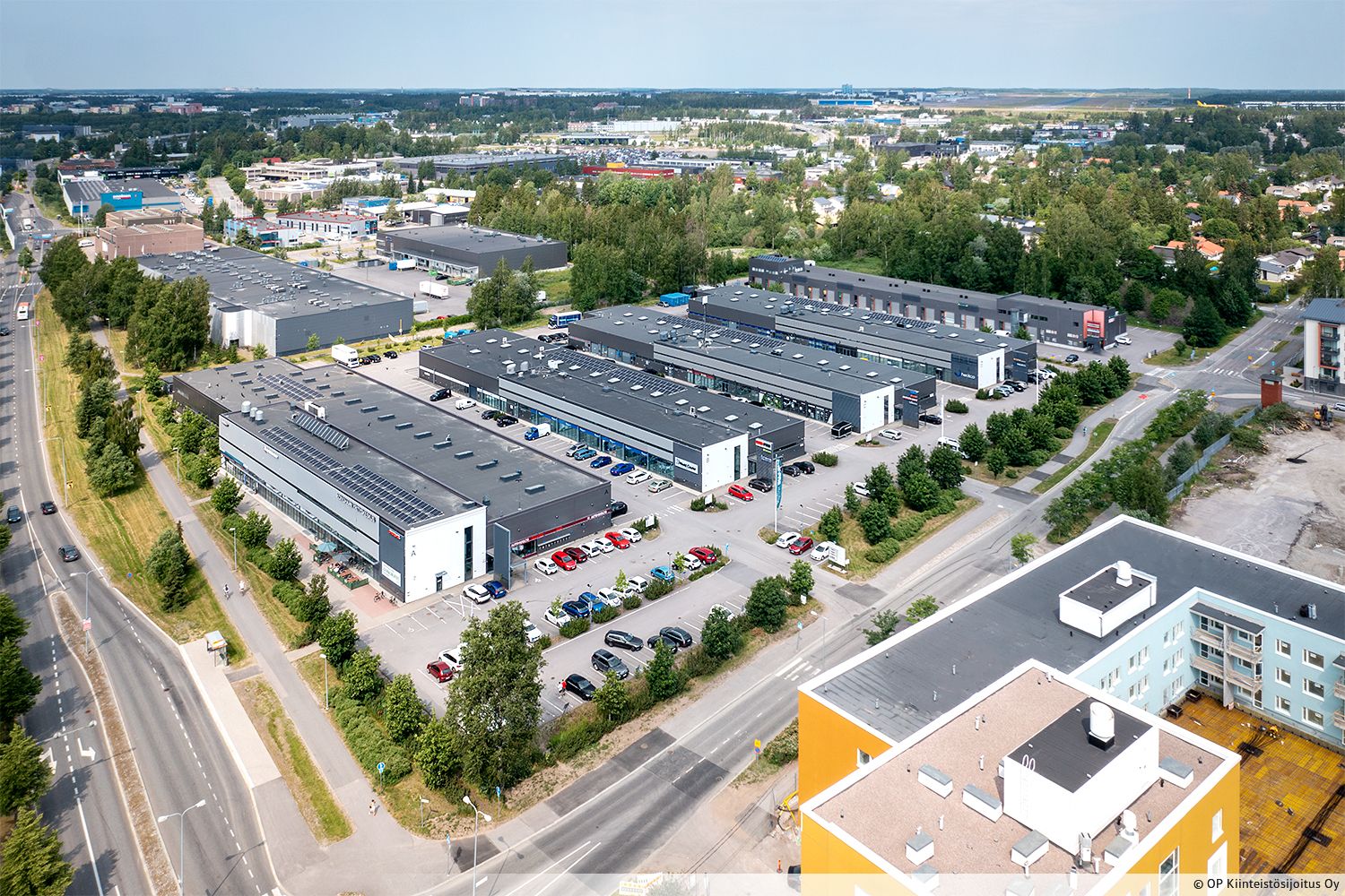 Vuokrataan noin 120 m&sup2; liike-/ toimistotila hyv&auml;ll&auml; sijainnilla Vantaan Koivuhaasta. Tilassa avonaista tilaa, erillinen toimistohuone sek&auml; keitti&ouml; ja wc. Kiinteist&ouml;n alueella on lounasravintola, ja l&auml;hist&ouml;ll&auml; p&auml;ivitt&auml;istavarakauppoja. Vilkas sij...