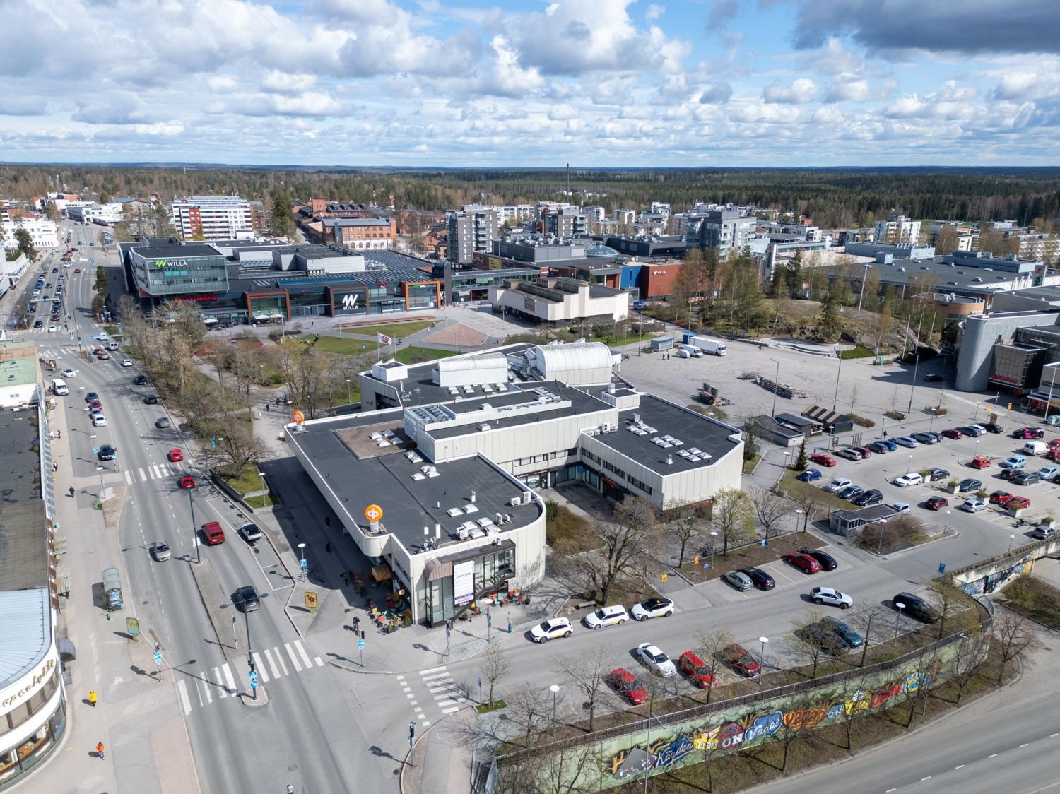 Monikäyttöinen liiketila vuokrattavana Hyvinkään keskustasta.

Tilan pohjaratkaisu mahdollistaa monenlaisen liiketoiminn...