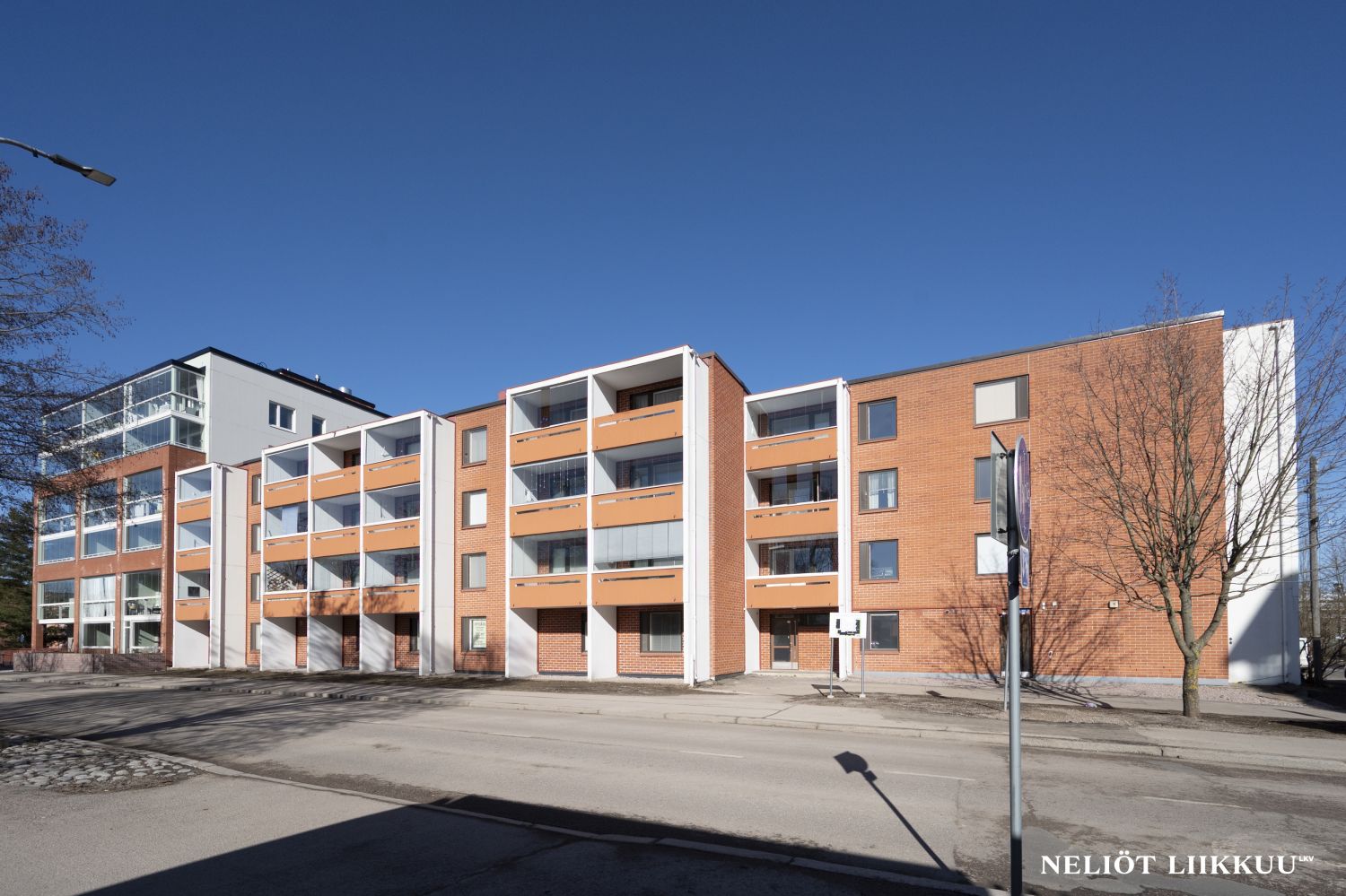 MYYDÄÄN Erinomainen katutason toimistotila näkyvällä paikalla Peltolantien varrella. Tämä tila soveltuu esimerkiksi yritykselle, joka haluaa työrauhaa - 14 erisuuruista työhuonetta. Lisäksi varastotiloja, 4 x wc, suihku. Oma sisäänkäynti. Tikkurilan keskusta kävelymatkan päässä. Edullinen vastike!...