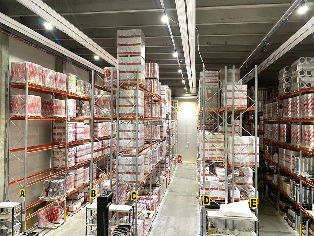 Monipuolinen logistiikka- ja toimitilakokonaisuus Vantaan Martinlaaksossa.Vuokrattavana on yhteensä 1984 m² nykyaikaista ja korkeaa toimitilaa, joka jakautuu seuraavasti:- 1. kerroksen varastotila 1375 m². Varaston vapaa korkeus jopa 10,7 metriä, joka mahdollistaa tehokkaan hyllyratkaisujen hyöd...