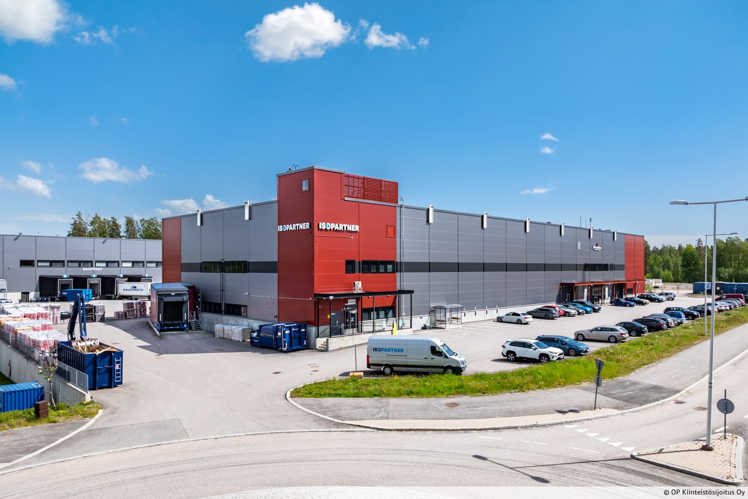 Nykyaikainen toimitilakokonaisuus, joka koostuu varastosta, myym&auml;l&auml;st&auml; ja toimistotiloista. Logistisesti loistava sijainti Tampereen moottoritien ja Keh&auml; III:n v&auml;litt&ouml;m&auml;ss&auml; l&auml;heisyydess&auml;. Tilaerittely:1. kerros varasto 1375 m&sup2;,&nbsp;vapaa kork...