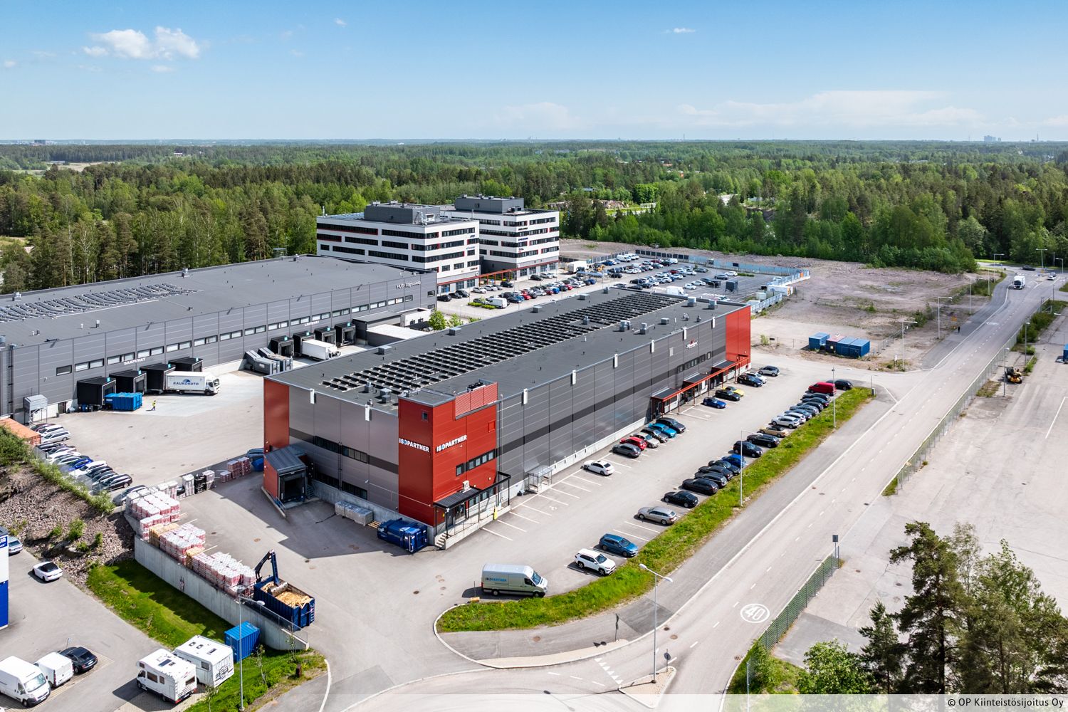 Nykyaikainen toimitilakokonaisuus, joka koostuu varastosta, myymälästä ja toimistotiloista. Logistisesti loistava sijain...