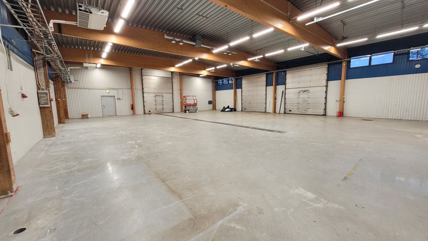 Hallitila n 420 m2, vapaa korkeus n 4,5 m