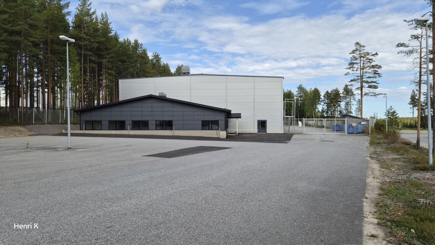 Vuokrataan siisti ja näyttävän näköinen halli- / tuotanto- ja toimistotilaa Palokankaalta. Tila on luvitettu myös liikun...