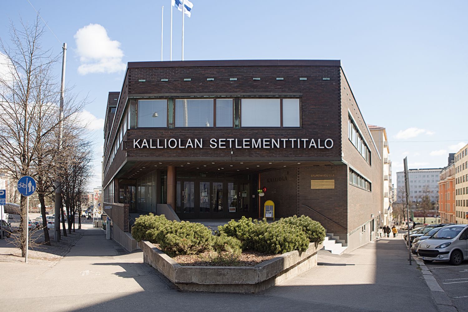 Siisti 102,3 m² tila, joka taipuu toimistoksi, työhuoneiksi tai vastaanottotilaksi näkyvällä ja keskeisellä paikalla Kalliolan Setlementtitalosta vilkasliikenteisen Sturenkadun varrella.