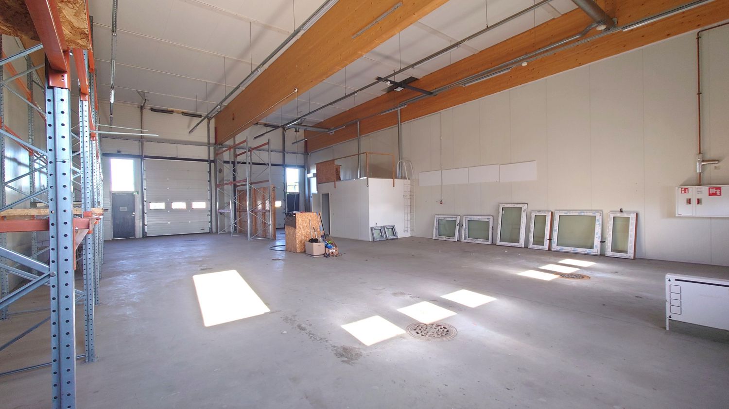 Vuokrataan siistiä tuotanto/varastotilaa ja toimistotilat Kuopion Leväsen teollisuusalueella. Läpiajettavaa hallitilaa noin 260 m2 + 20 m2 taukotila. Hallissa neljä 3 x 4 m (l  x k) nosto-ovea ja öljynerotuskaivo. Vapaa korkeus noin 5 metriä. Toimistotilat osin kahdessa kerroksessa, yhteensä noin 1...