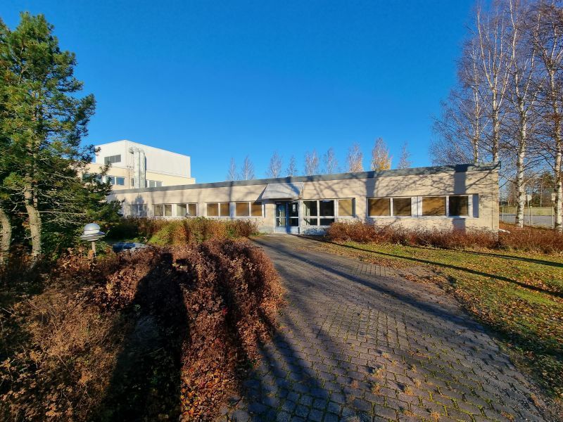 Noin 330 m2 muokattavaa myymälätilaa ja 120 m2 toimisto- ja sosiaalitilaa 800 m Lahdentieltä. Pohja: www.jonne.fi