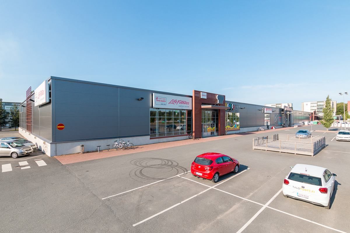 Vuokrataan katutason 2 226 m² moderni, valoisa sekä jäähdytetty liike-/myymälätila Riihimäen Retail Park Neutronista! Tämä katutason tila on remontoitu v.2023 jolloin tilaan on mm. uusittu led- valaistus sekä keittiö, ja lattiat on hiottu alkuperäiselle mosaiikkibetonille. Tilan vapaa korkeus on 4...