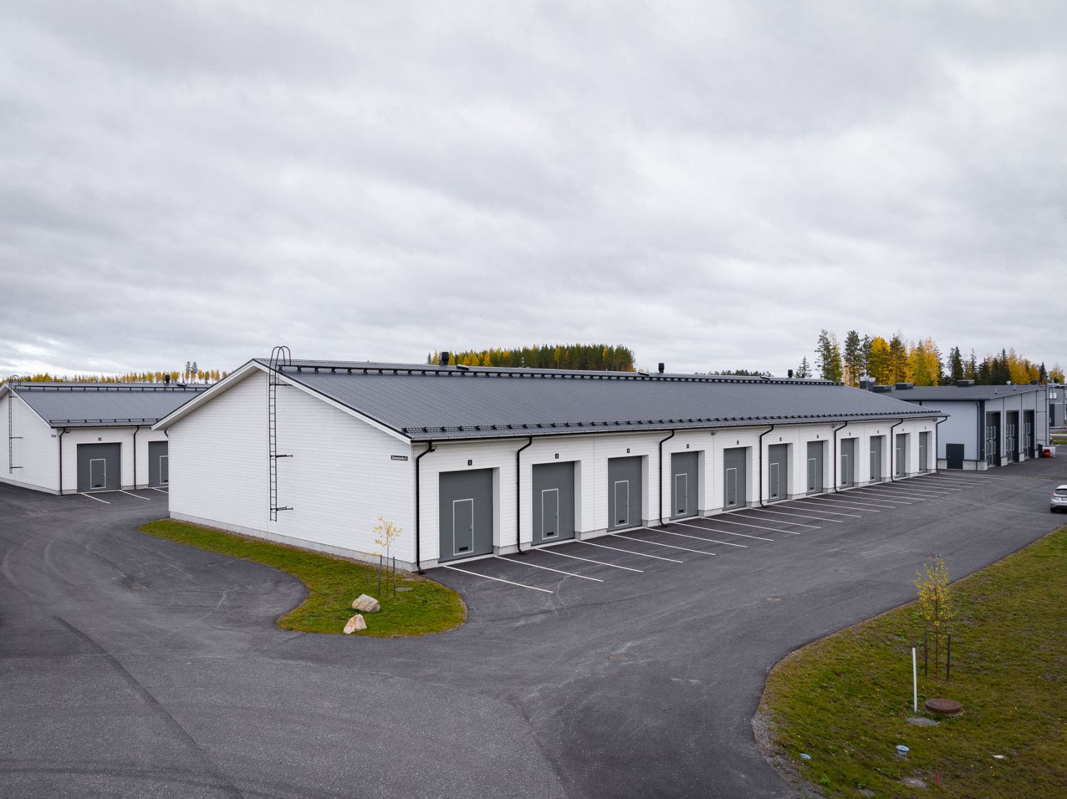 Halli / tallitilaa Jyväskylän Seppälänkankaalta. Näissä paljon mahdollisuuksia, kuten parvi, vesipiste ja yhdistää kaksi...