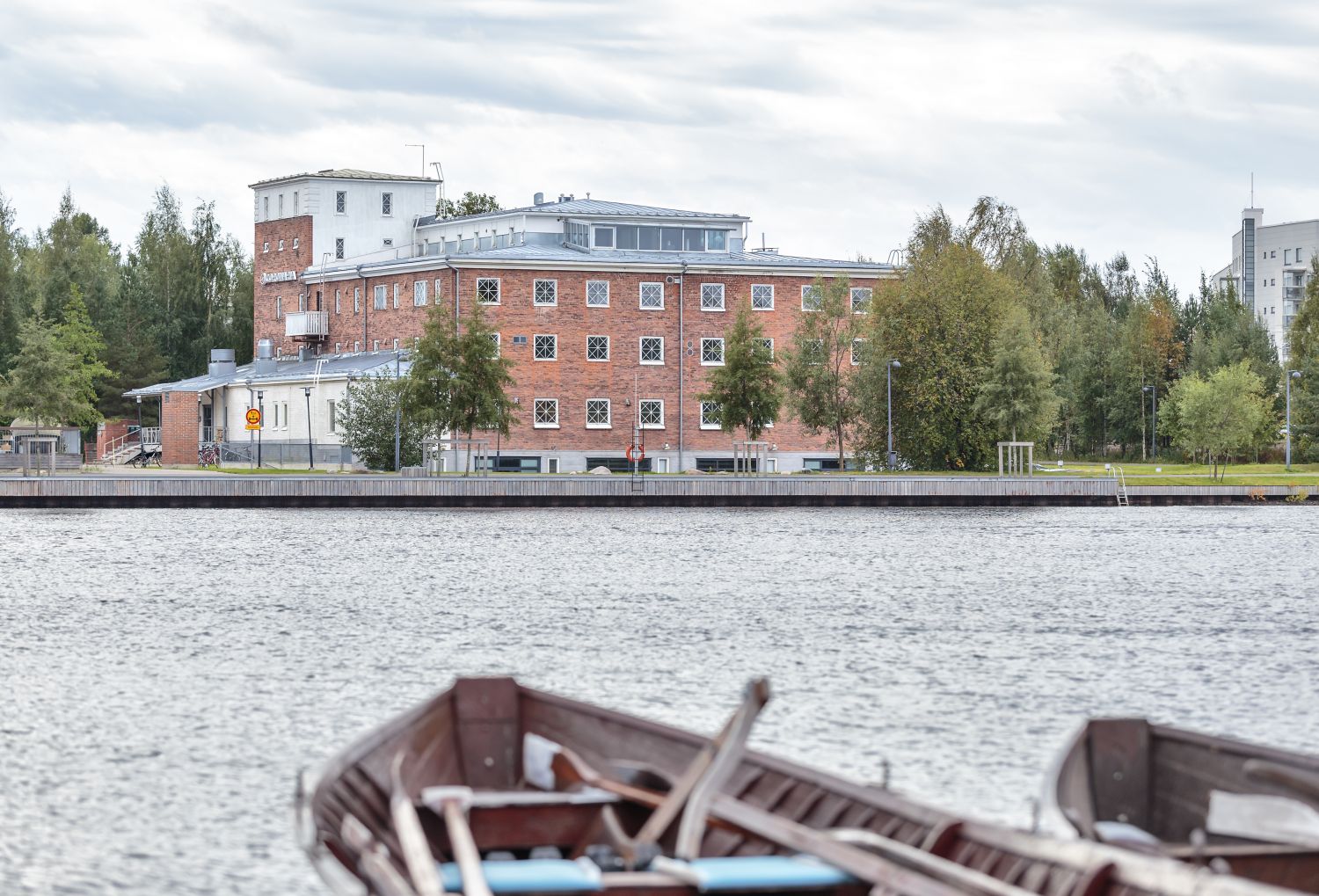 Julkisivukuva joen takaa