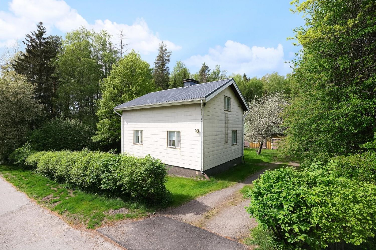 Loistosijainnilla puistoon rajoittuva 1583 m2 tontti, jossa rakennusoikeutta 396 k-m², josta käytetty 110 k-m² kaavan mu...