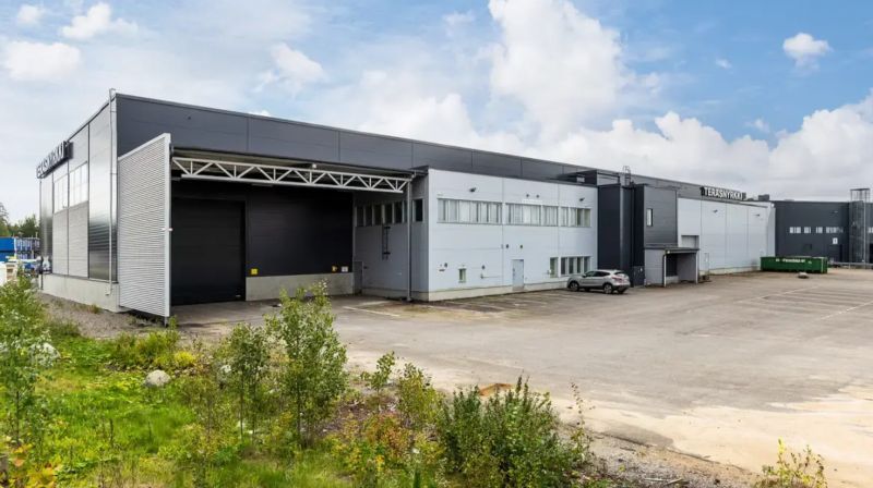 Vuokrattavana autolla sisään ajettava, moneen käyttöön sopiva tehdashalli.