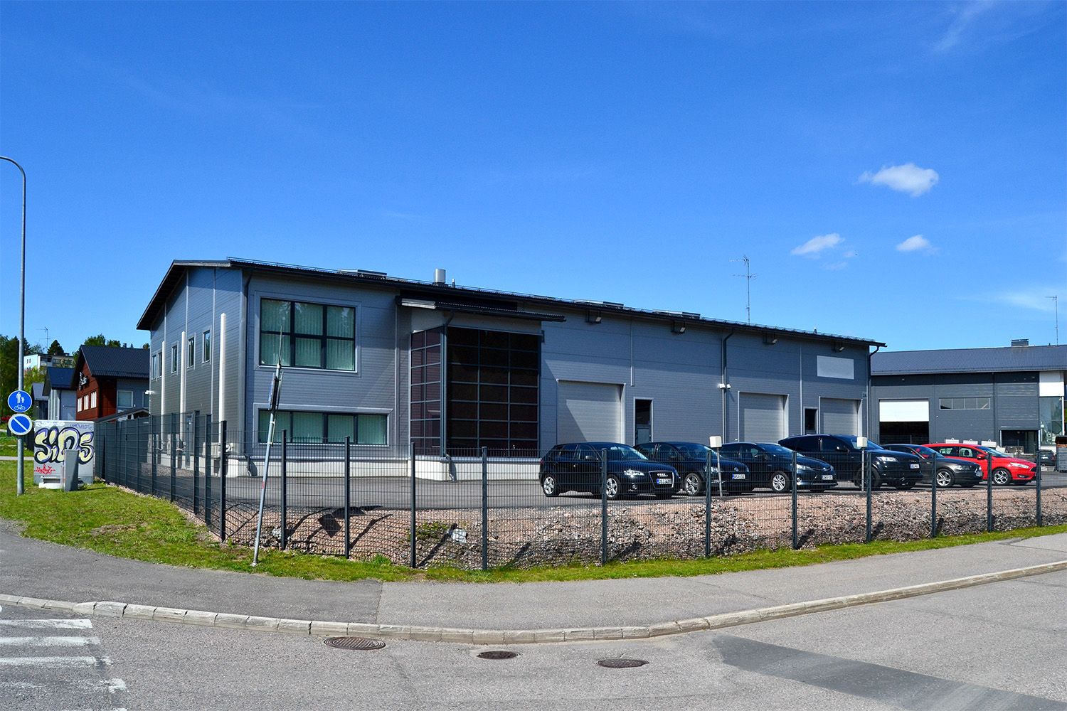 Vuokrattavana laadukasta halli- ja toimistotilaa Mikkolassa, Vantaalla! Kuukausivuokra 9980 €/kk + alv