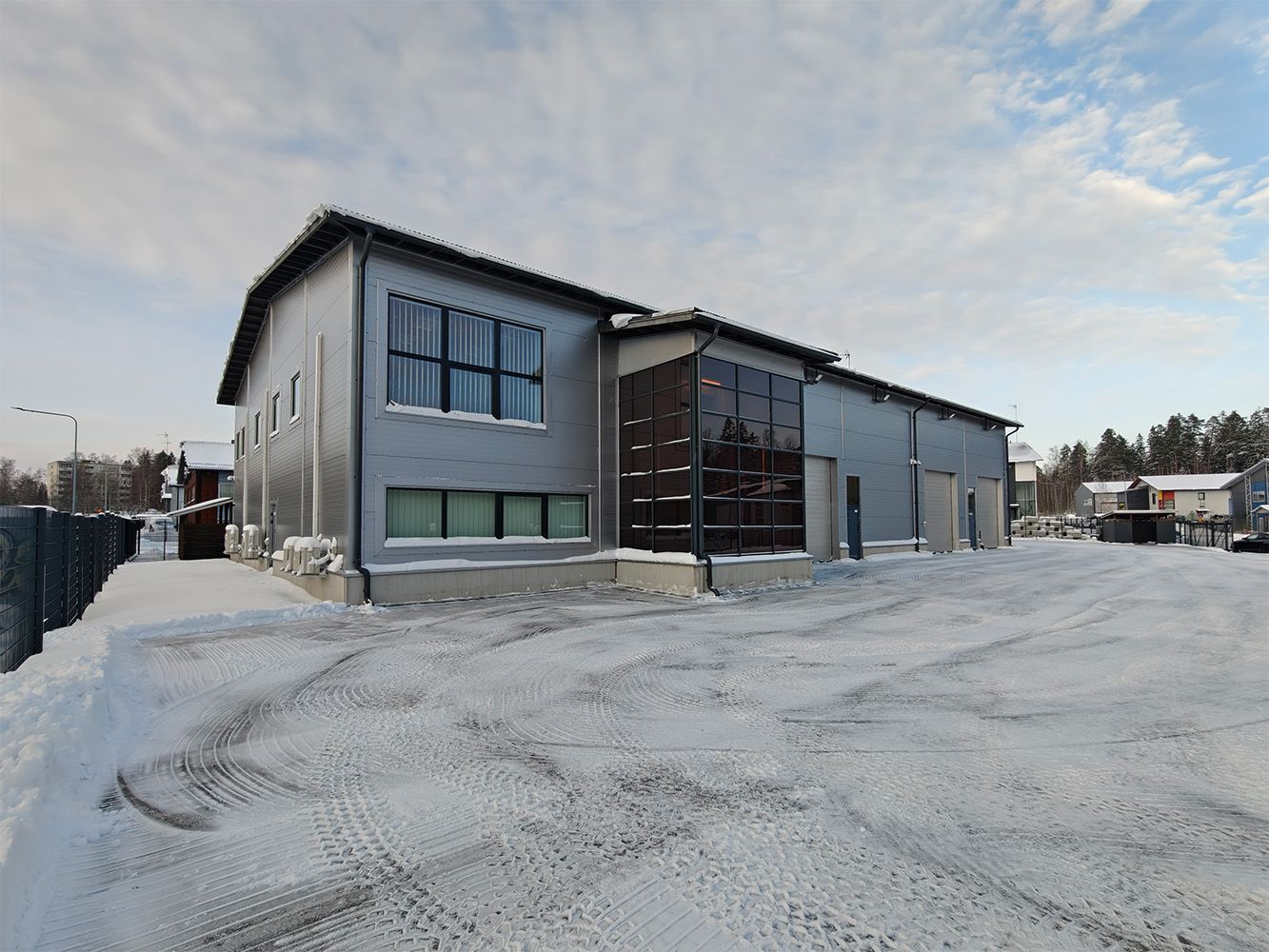 Vuokrattavana laadukasta halli- ja toimistotilaa Mikkolassa, Vantaalla! Kuukausivuokra 9980 €/kk + alv