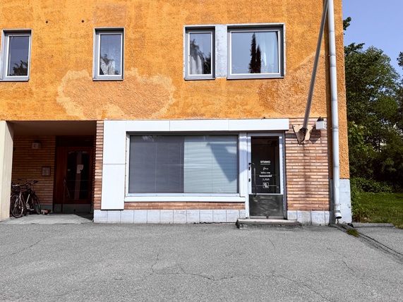 Katutasossa kompakti toimisto/liiketila.