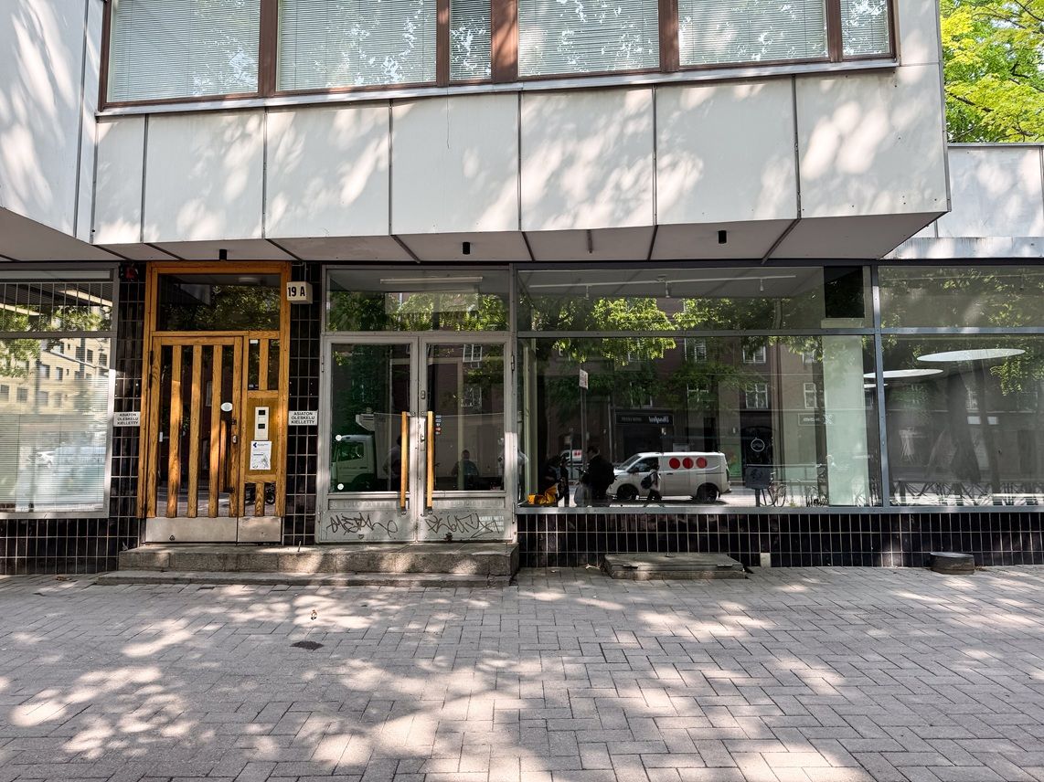 Myydään tai vuokrataan katutason selkeämuotoinen liiketila: myymäläksi, palveluliiketoimintaan, toimistoksi. 