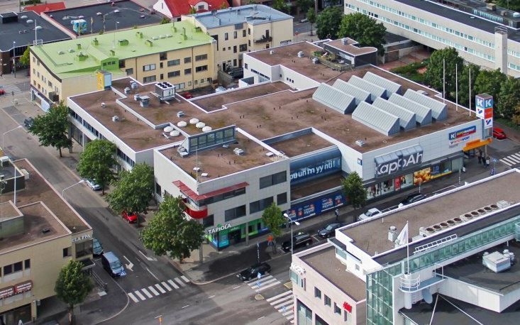 Katutason varastotila Seinäjoen keskustassa rautatieaseman läheisyydessä. Tämä ensimmäisen kerroksen avara ja monikäyttöinen tila soveltuu erinomaisesti esimerkiksi myymäläksi, varastoksi, toimistoksi tai muuhun yritys- ja palvelutoimintaan. Oma sisäänkäynti Kauppakadulta ja rakennuksen takaa. Sosia...