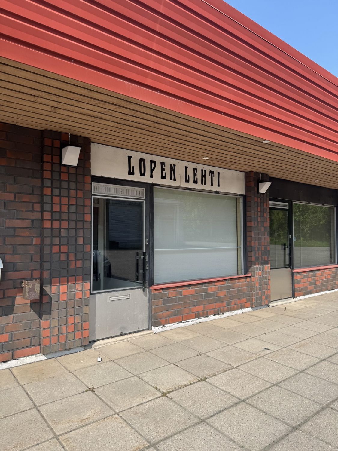 Valoisa liiketila nyt vapaana seuraavalle yrittäjälle. Liiketilassa on edullinen vastike ja pintaremontilla saat tästä itsellesi loistavan tilan monenlaiseen yrittämiseen. Myyntiesite ja näytöt Merililtä 050 465 6298 tai merili.sormus@op.fi