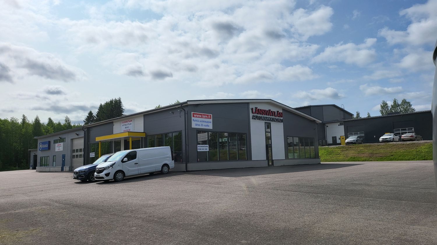Korkeata tilaa sekä myymälän ja huollon puolella,huollon puolella valmiina 2si autonosturia,4 j2 pilari,korkeat ja leveät nosto-ovet automatiikalla,lattialämmitys maalämmöllä,huippuhyvä sijainti, isot asfaltoidut pihat, A-katsastus samassa rakennuksessa Missä käy vuosittain 8000 autoa
