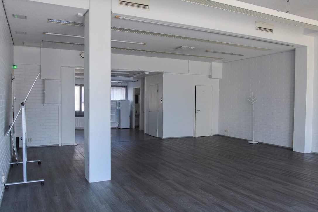 Liiketila on vastaremontoitu.  Tilassa on yksi iso yhtenäinen tila, kaksi wc:tä, pukuhuone, suihku ja keittiö. Keittiössä on kaksi voimavirta liitäntää, moottori ammattitason liesikupua varte sekä ammattitason huoneistokohtainen jäähdytysjärjestelmä. Kiinteistö sijaitsee katutasossa.