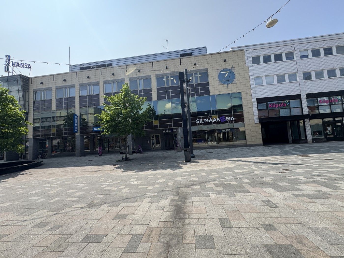 Kouvolan ydinkeskustassa kävelykadun varrella juuri vapautunutta siistiä toimistotilaa,Tilat remontoitiin v. 2020 edellisen vuokralaisen käyttöön.3. kerroksessa on lisäksi vapaana 260,5 m2 toimistotila.Kysy lisää mika.tilli@rhg.fi. 040 7013005