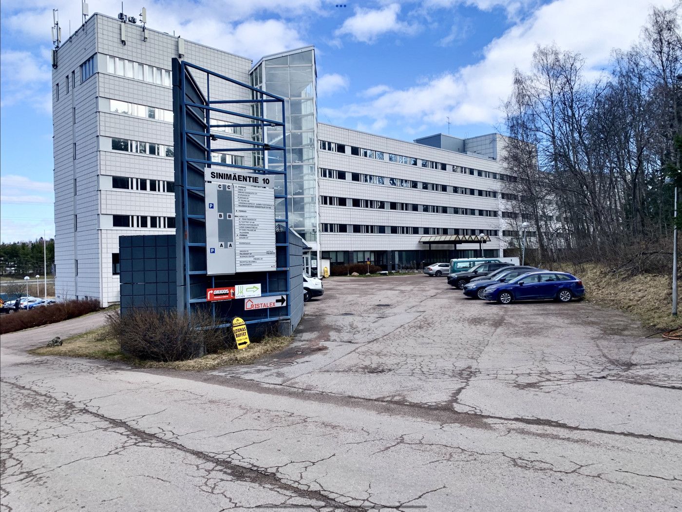 Modernia ja muuntojoustavaa toimistotilaa Espoon Sinimäentiellä, yhteensä 6750 m2. ILMAISET PARKKIPAIKAT! VUOKRATASO ALK...