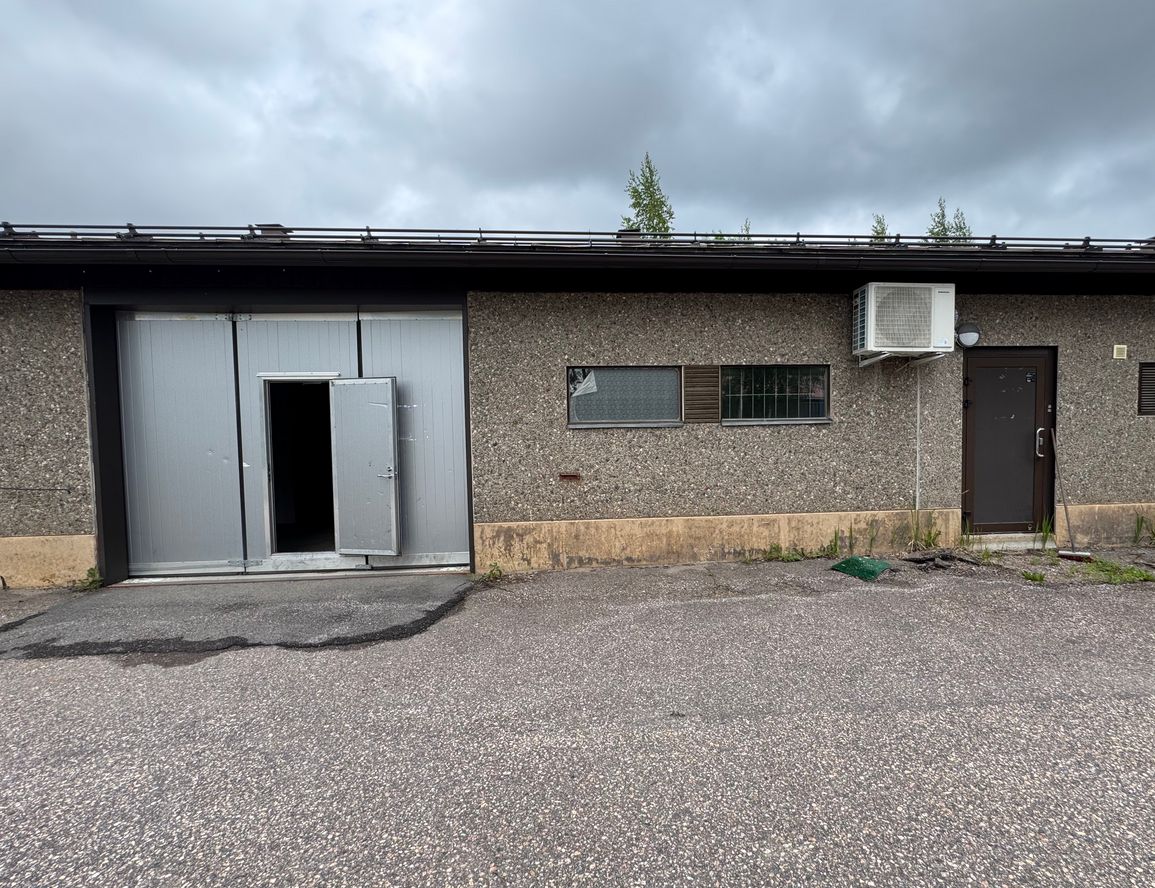 Tuusulasta Ristikiven teollisuusalueelta varasto- ja tuotantotila n. 144 m2. Tila koostuu tuotanto-/varastotilasta, toimistosta ja wc:stä. Tilan vapaa korkeus n 2,8 - 3,0 m. Tila on sähkölämmitteinen (ilmalämpöpumppu), omalla sähkömittarilla. Tila sijaitsee rakennuksen tienpuoleisen pitkän sivun vas...