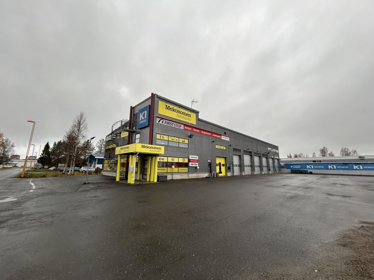 Myydään valajankatu 6 vuokraoikeus rakennuksineen. Vuonna 2012 valmistuneet toimitila koostuvat liiketilasta ja kolmesta eri hallilohkosta, jotka ovat kooltaan 103 m2, 294,5 m2 ja 148 m2. Kahdessa hallissa n. 14 neliöiset toimisto/taukotilat kierreportaiden päässä hallin perällä. Tilat vuokrattu t...