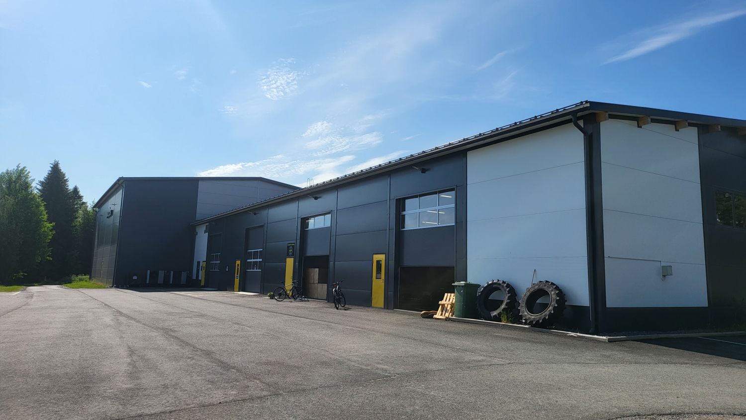 Tarjolla on erinomainen liiketila, jossa on korkea huonekorkeus ja suuret automaattiset nostovet. Tiloissa on myös lattialämmitys, mikä lisää mukavuutta. Tällä hetkellä tilat ovat vuokralla CrossFit-kuntosalille heinäkuun loppuun asti. Voit kuitenkin helposti laajentaa tilaa 220 m² yht 510m2...