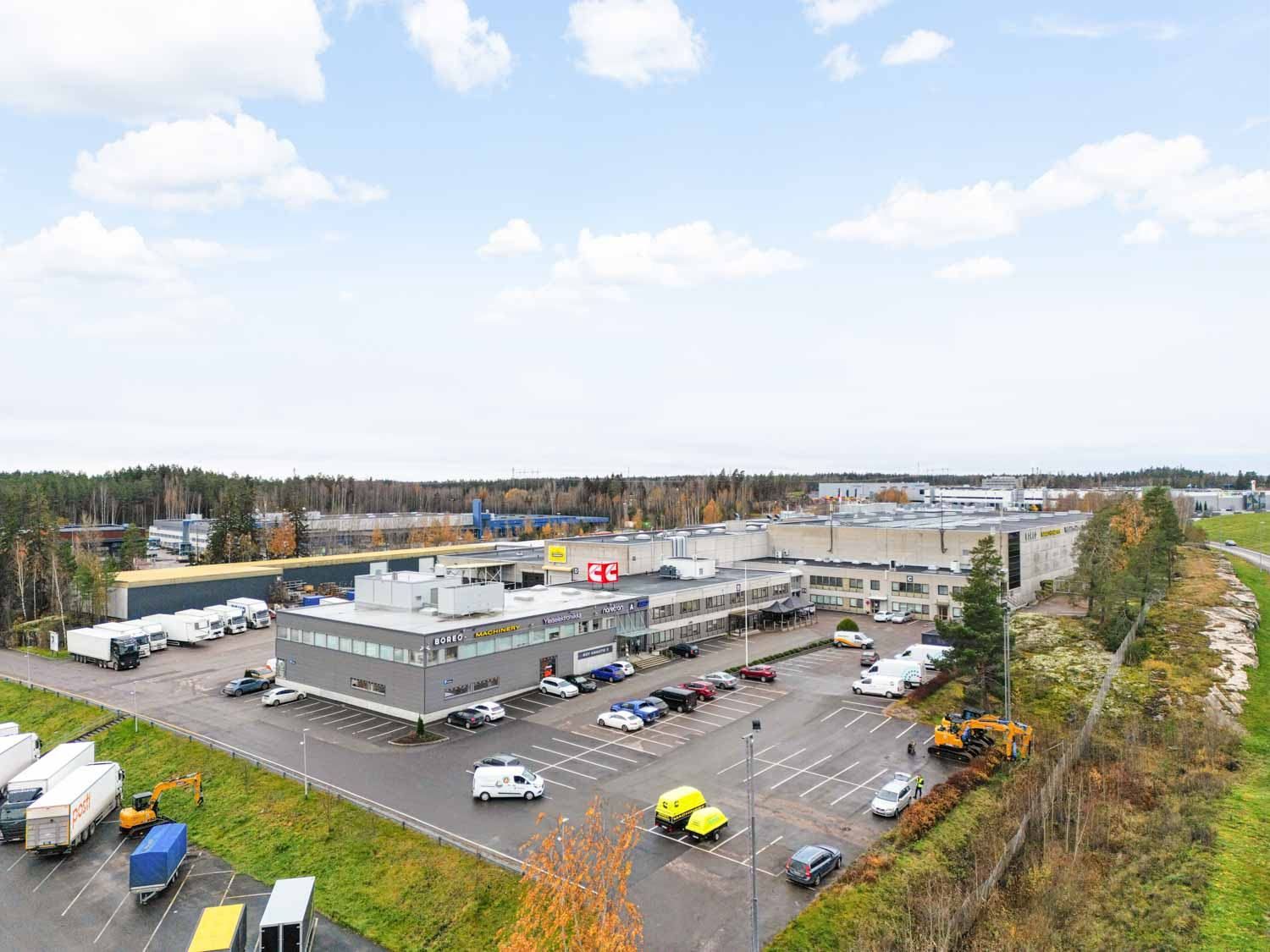 Vuokrataan siisti ja hyväkuntoinen katutason 705 m² liiketila Tuupakasta. Hyvä sijainti ja näkyvyys Kehä III:lle tekevät tästä tilasta hyvin soveltuvan myymäläkäyttöön. Tila on varustettu pariovilla ja luiskalla. Tilasta löytyy keittiö. Kohteessa toimii suosittu lounasravintola ja pihassa on runsa...