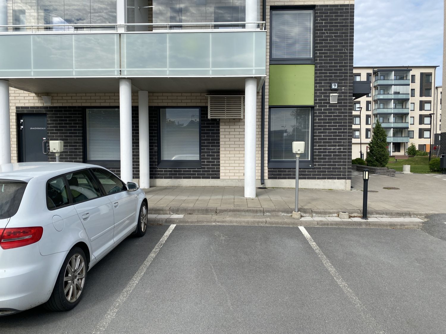 Parkkipaikka tilan vieressä