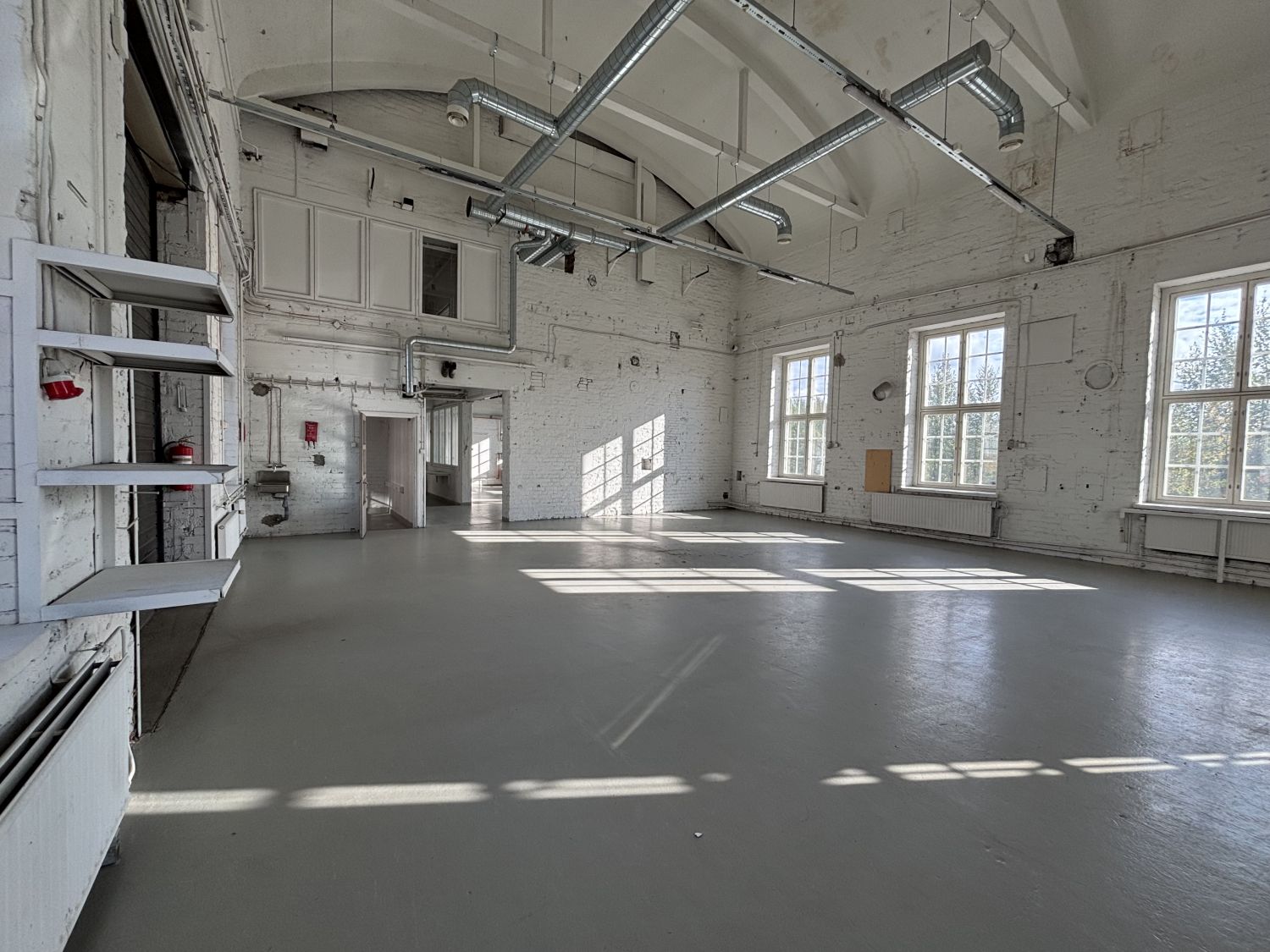 Isompi halli- / työtila, pariovien leveys n. 2,44m ja korkeus n. 3,25m