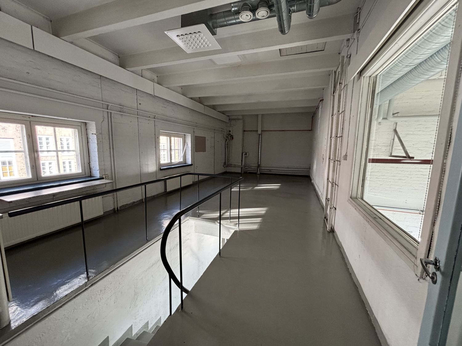 Keittiö / taukotila ylemmässä kerroksessa