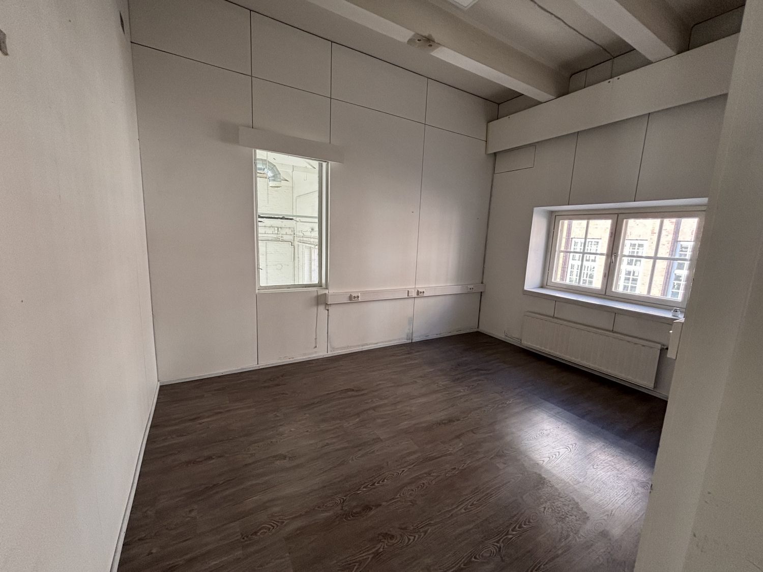 Toimistotila ylemmässä kerroksessa