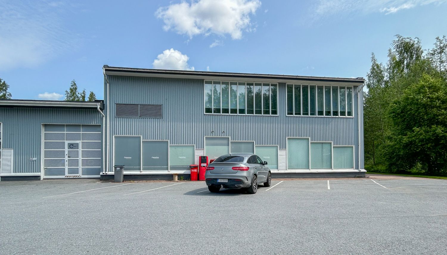 Vuokrattavana monikäyttöinen halli, -liike, -toimistotila osoitteessa Sepänpellontie 2.Vuokrattavan tilan pinta-ala 327,5 neliötä, kahdessa kerroksessa.Katutason pinta-ala 180,5 m2 pitäen sisällään Aulan, neuvotteluhuoneen, työhuoneen, 2wc sekä suihkun. Yläkerran pinta-ala 147m2, jossa neljä työ...