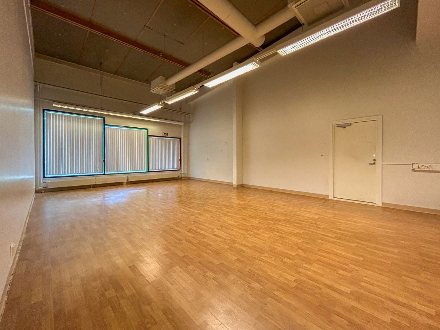 Alakerran 'iso huone'